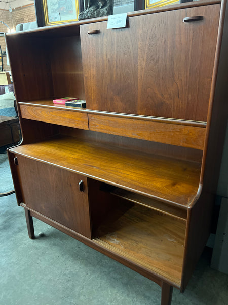 MCM Hutch/Bar Cabinet 153273.