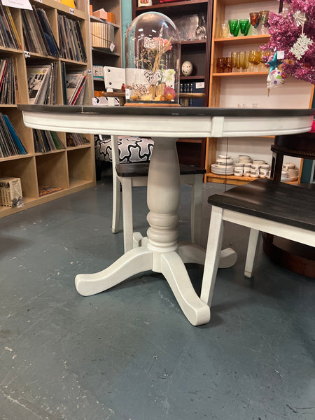 White/ Grey round Table 3 Chairs 156269.