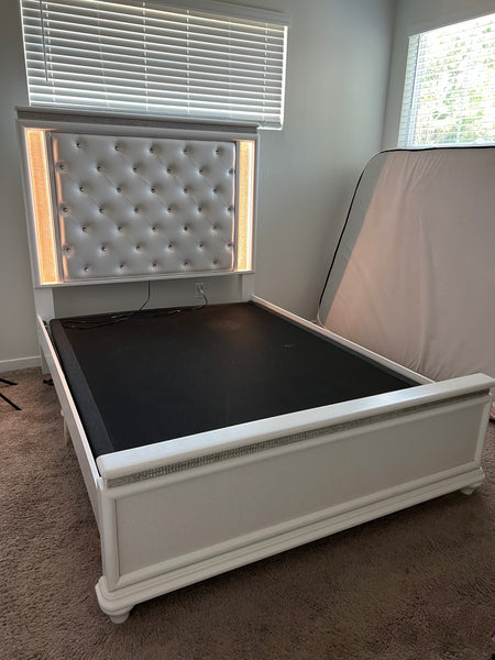 White Bed with Rhinestones + Light *Boxframe not included *151576.