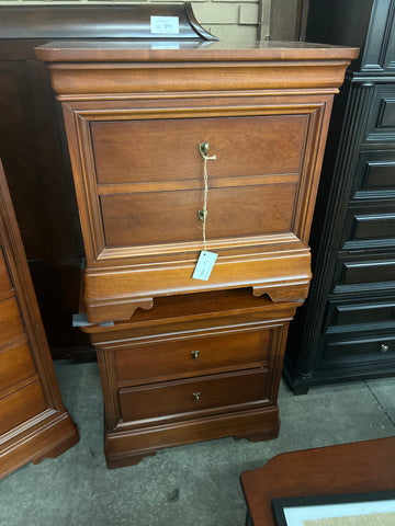 Pair Thomasville Nightstands 154818.