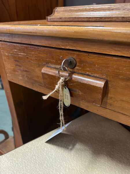 Vintage Oak Desk w key 165570.