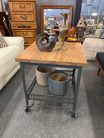 Rustic Table on wheels 151596.