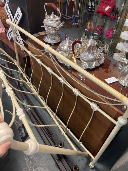 Queen Vintage Metal Bed 174990.