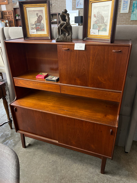 MCM Hutch/Bar Cabinet 153273.