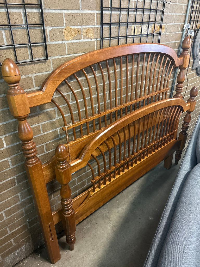 Ethan Allen Queen Bed w/ Footboard 166250.