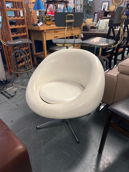 Midcentury White Swivel Chair 162000.