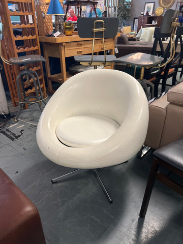 Midcentury White Swivel Chair 162000.