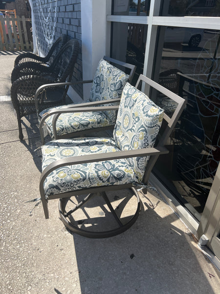 Patio Swivel Lounge Chair (2 available) 156126.