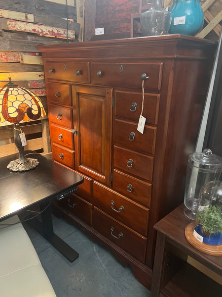 Gentleman’s Chest (168295.)