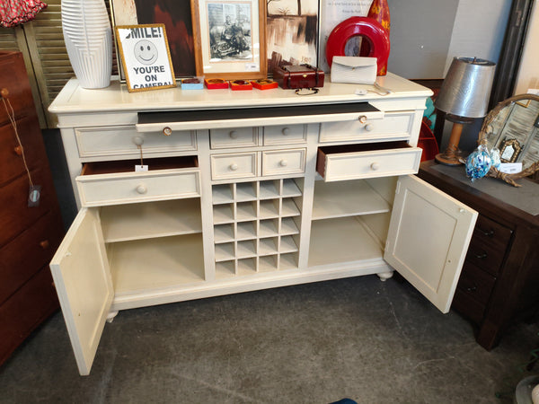 White Buffet/Bar 178049.