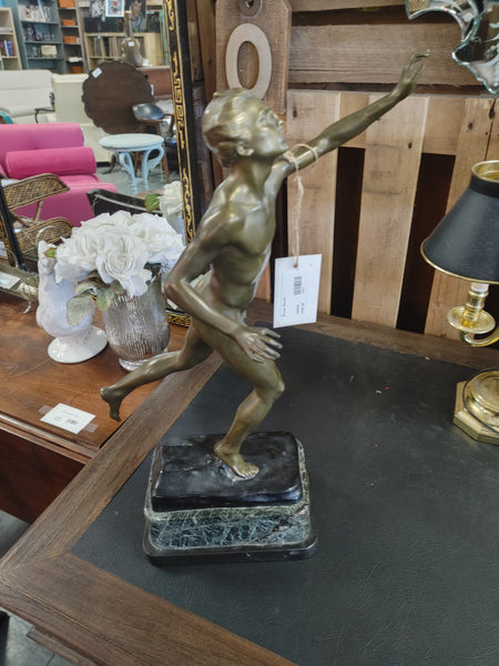 Bronze Runner Statue 163829.