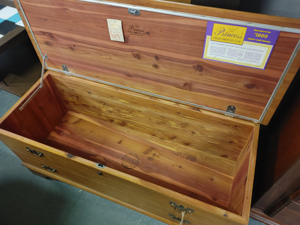 Lane Cedar Trunk w/ Key 164306.