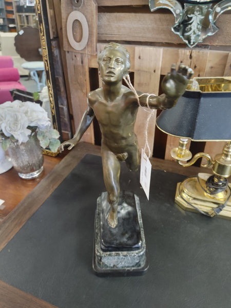 Bronze Runner Statue 163829.