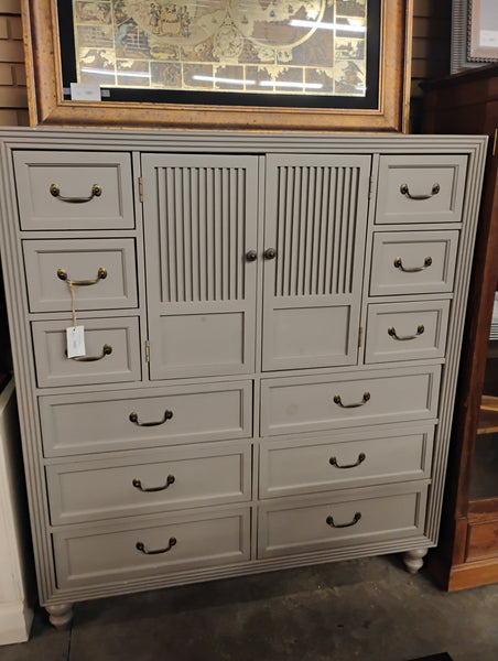 Grey Gentleman’s Chest 168357.